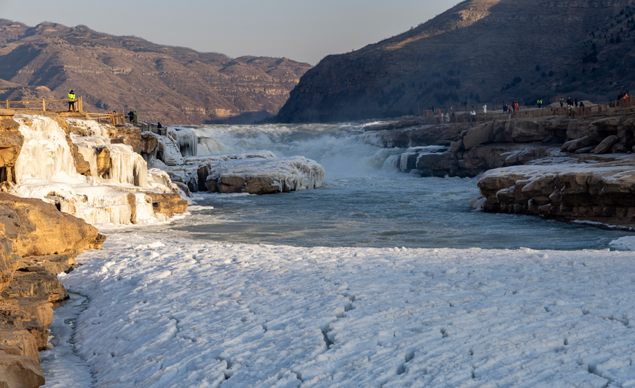 陕西黄河壶口瀑布现“冰岸齐平”景观