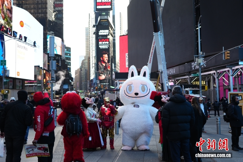 拉布布扮演者现身纽约时报广场