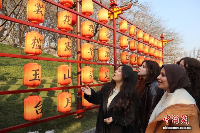 赏灯会诵唐诗 外籍友人西安感受盛唐气象