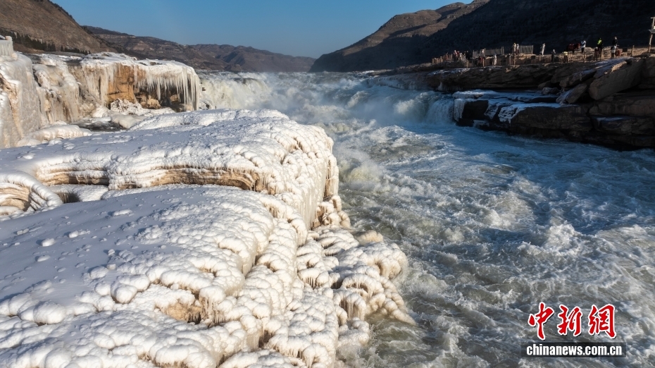 陕西黄河壶口瀑布现“冰岸齐平”景观
