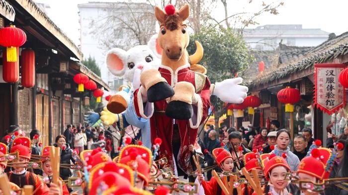 四川阆中古城腊八民俗巡游热闹非凡 