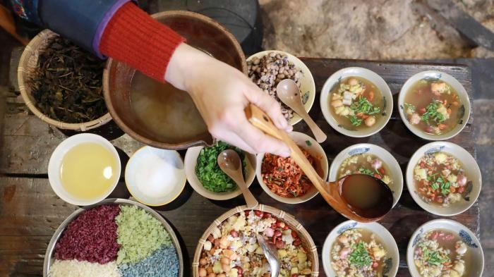 制作五色糯米饭打油茶 广西侗乡年味浓 