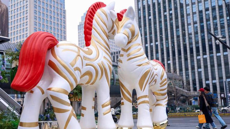 浙江杭州：马年装置“花式”迎新春