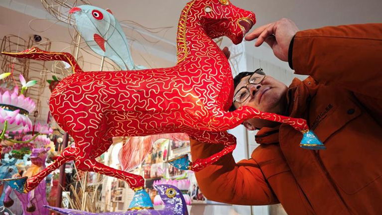 南京：扎马灯年味浓