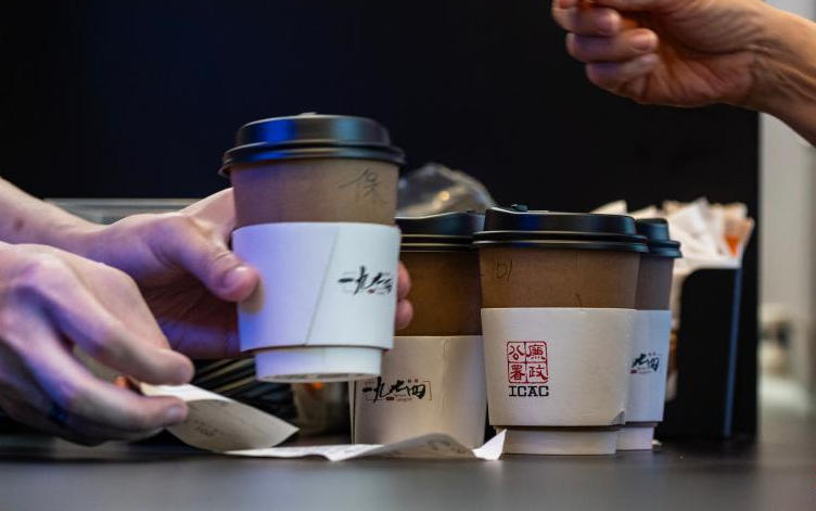 新研究發(fā)現(xiàn)：愛喝咖啡的人，皮膚更年輕？咖啡成“護膚品”了？