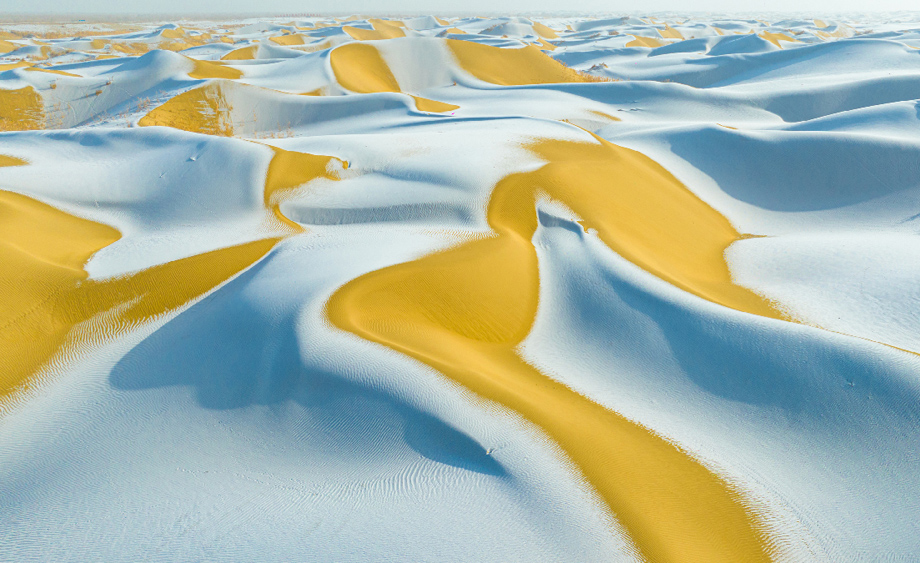 新疆尉犁：塔克拉玛干沙漠覆盖皑皑白雪