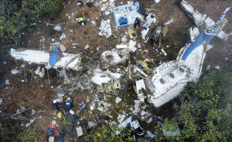 哥伦比亚一客机坠毁 机上15人全部遇难