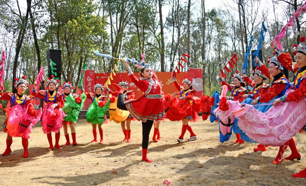 马年春节临近 浙江仙居非遗集市年味浓