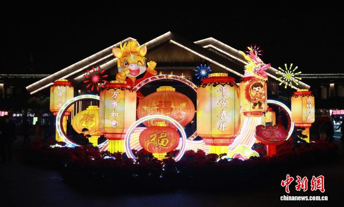 南宁新春灯会演绎光影盛宴