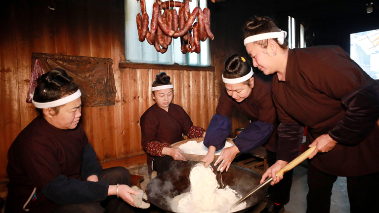 （新春走基层）广西三江：巧手制油果 年味满侗寨