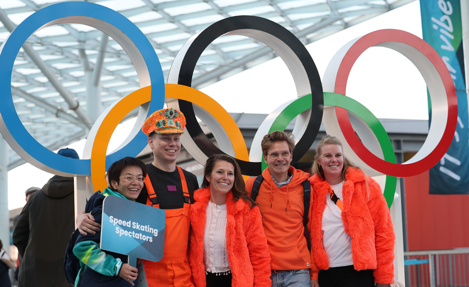 觀眾與奧運(yùn)五環(huán)標(biāo)志合影