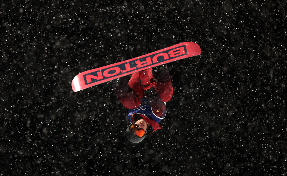 （米蘭冬奧會(huì)）中國(guó)選手王梓陽(yáng)晉級(jí)單板滑雪男子U型場(chǎng)地技巧決賽