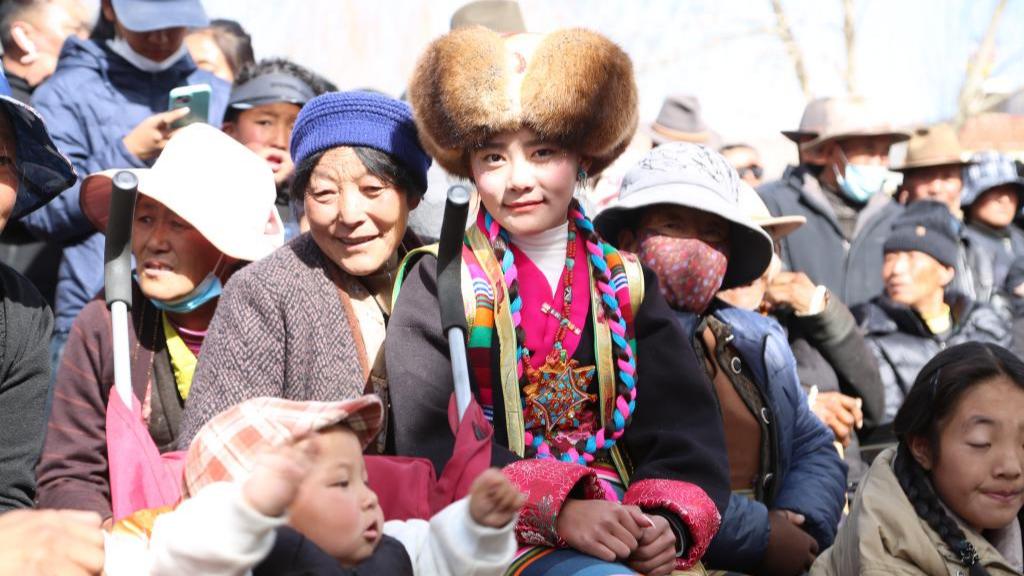 欢歌笑语迎双节 西藏山南新春联欢会热闹开演 
