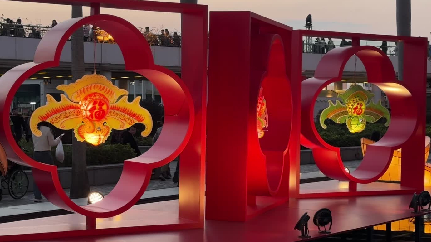 香港展出花燈扎作 “駿馬醒獅”共祝新春