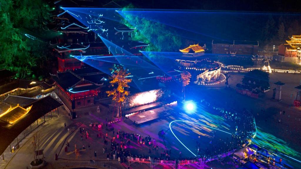 重庆彭水上演夜游大戏：光影中溯寻苗文化悠远起源 