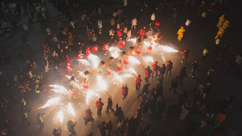 四川达州：火龙巡游迎新春 