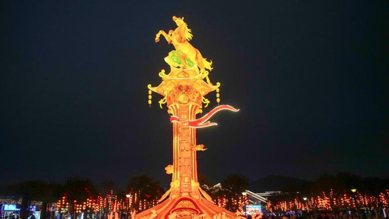 春节假期广西南宁青秀山新春灯会人气旺