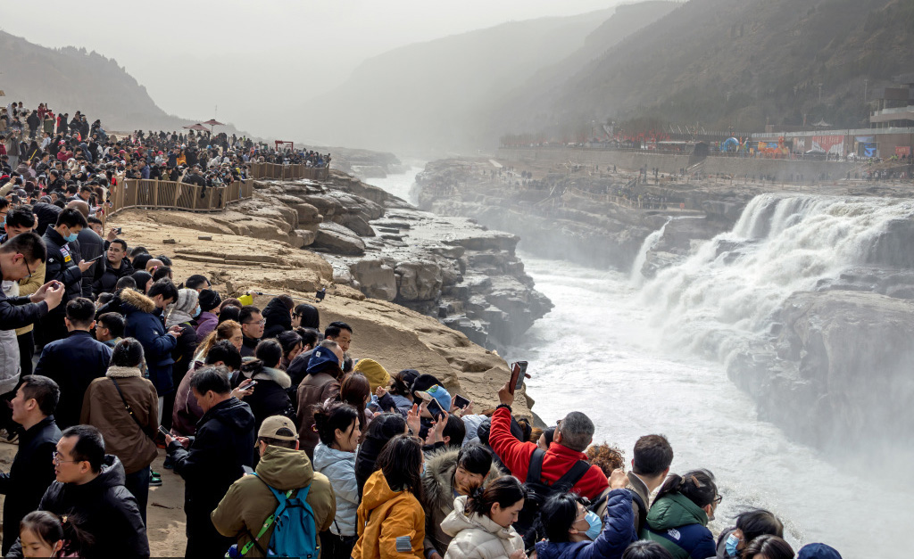 壶口瀑布冰凌消融气势磅礴