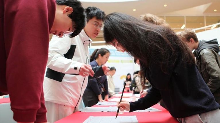 中国新春庙会走进比利时知名学府