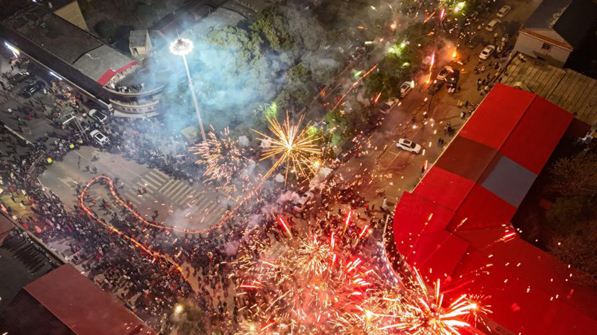 放鞭炮放成爆震性耳聋 专家提醒：一次巨响就能造成不可逆损伤