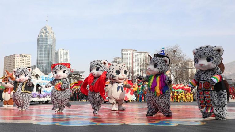 青海西宁：优秀社火集中巡游闹新春