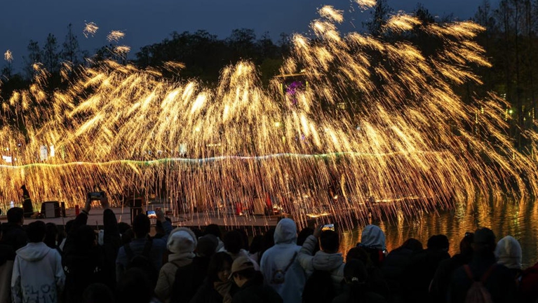 湖北武汉：民众游园赏灯迎元宵