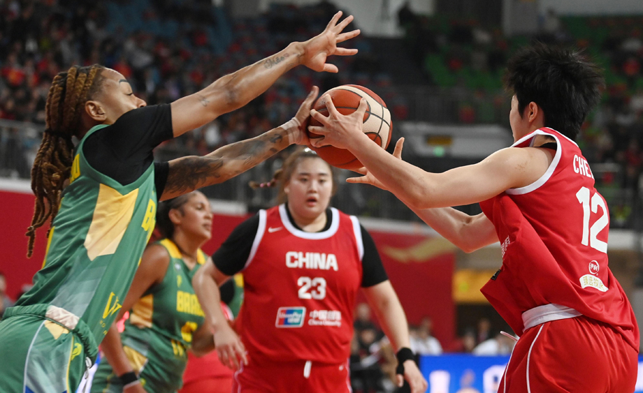 女篮热身赛长沙站 中国队74:69险胜巴西队