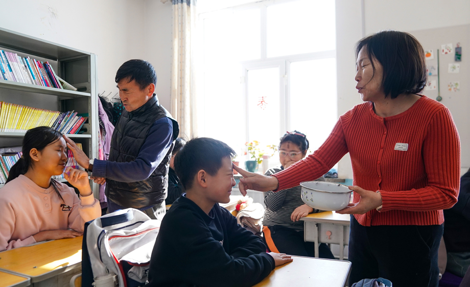 探访达斡尔族“迷你”小学 “民族小花”向阳开