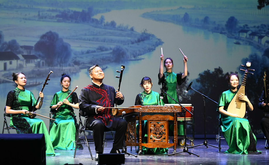 “親情中華·四海同春”法國巴黎慰僑訪演舉行