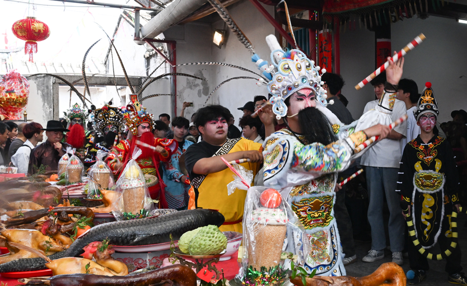 广东潮州乡村英歌队展风采