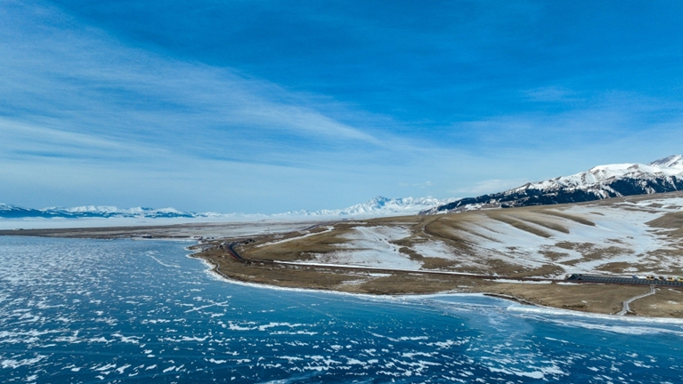 新疆博乐：赛里木湖冰消雪融春景如画