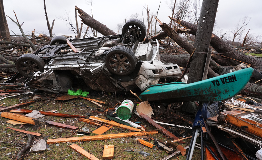 美國中西部遭遇龍卷風(fēng)襲擊 現(xiàn)場一片狼藉
