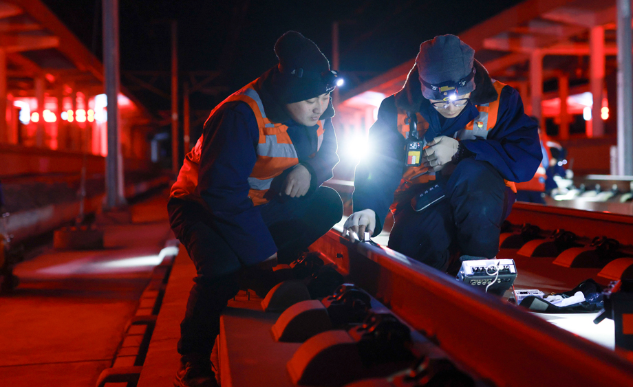 京哈高鐵鋼軌探傷一線的師徒檔