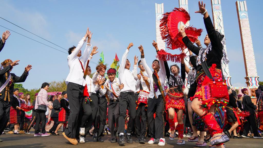 云南盈江：数万人同跳目瑙纵歌 