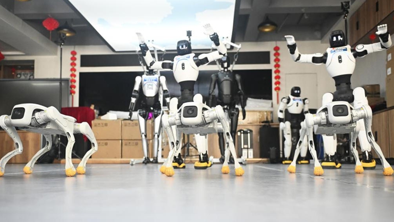 甘肃人形机器人创新训练忙：学藏语讲方言跳敦煌舞