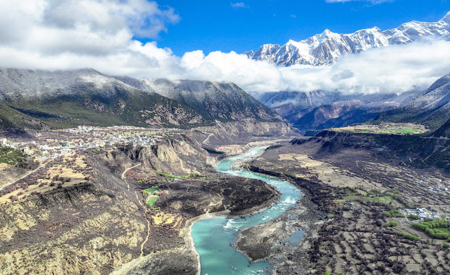 西藏林芝：雅鲁藏布江春景美