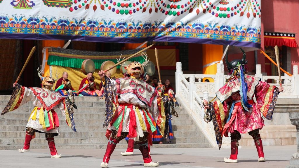 藏传佛教名刹塔尔寺举行“跳欠”仪式