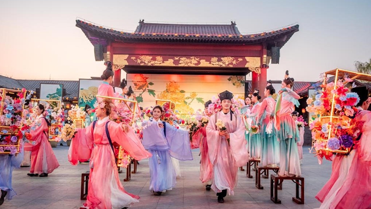 河南开封：大宋簪花游园会吸引游客