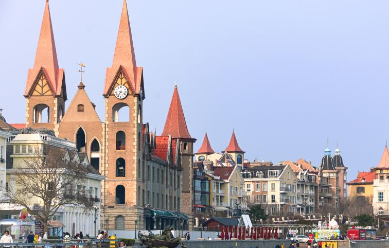 山东烟台：春风拂岸引游人