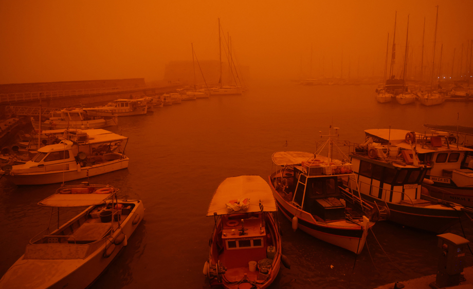 希臘克里特島遭遇沙塵暴 天空變橙紅色