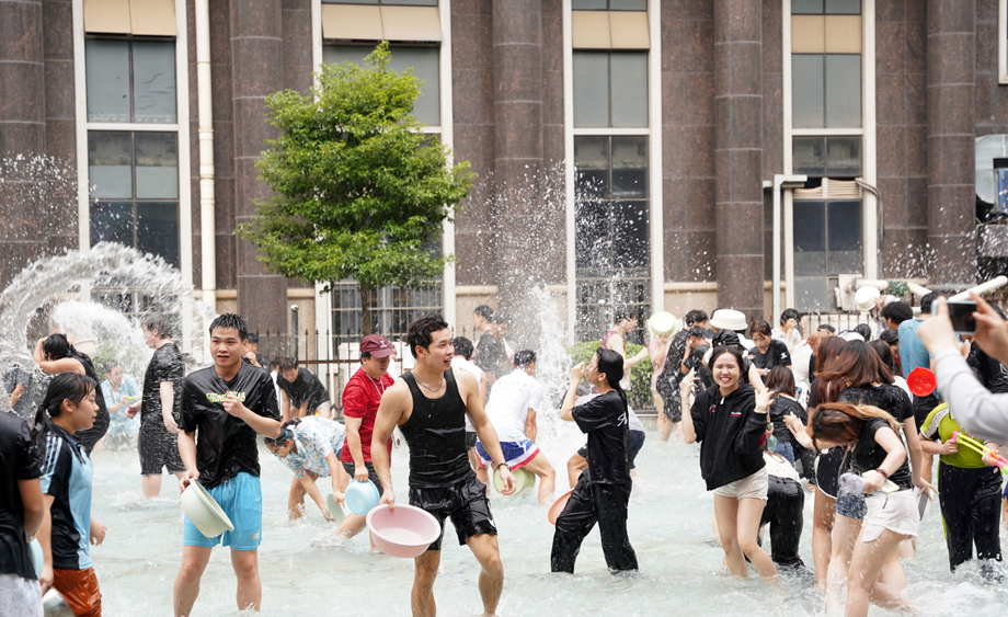 東盟留學(xué)生廣西歡度潑水節(jié)