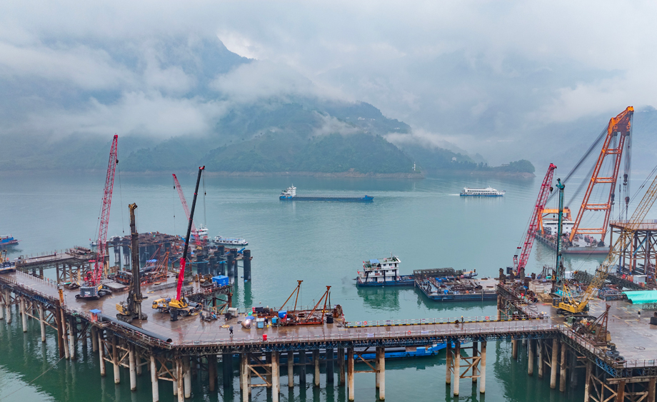 三峽樞紐江南成品油翻壩碼頭“第一墩”澆筑完成