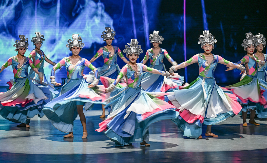 大型民族歌舞《多彩貴州風(fēng)》吸引游客觀看