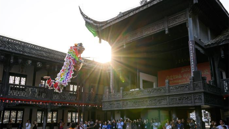 海外华媒侨领走进重庆秀山 沉浸式感受高台狮舞魅力