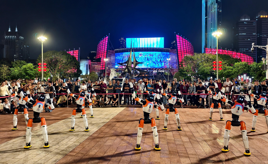 具身智能機(jī)器人組團(tuán)亮相福州街頭引圍觀