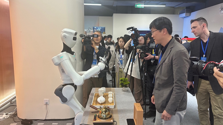 “AI灣區(qū)”浮現(xiàn)：人形機器人進廠打工 智能體出國修設備