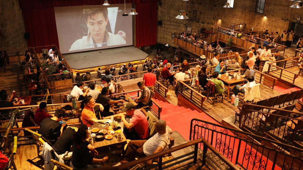 重庆：“修旧如旧”激活老影院 工业遗址品出新茶香