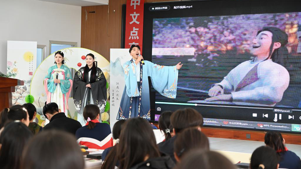 内蒙古：来华留学生与乡村小学生共上中文课