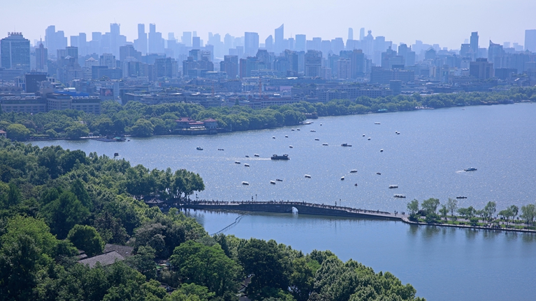 浙江杭州：立夏日 民众享西湖风光