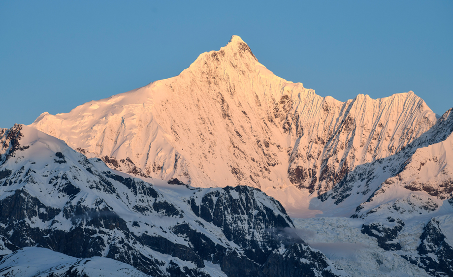 梅里雪山現(xiàn)“日照金山”美景
